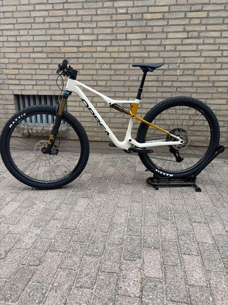 Orbea OIZ M10 2025 2025 Mountainbike usato, Bianco — immagine 2 di 6