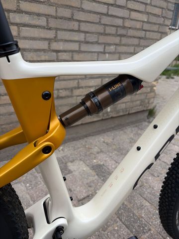 Orbea OIZ M10 2025 2025 Mountainbike usato, Bianco — immagine 4 di 6