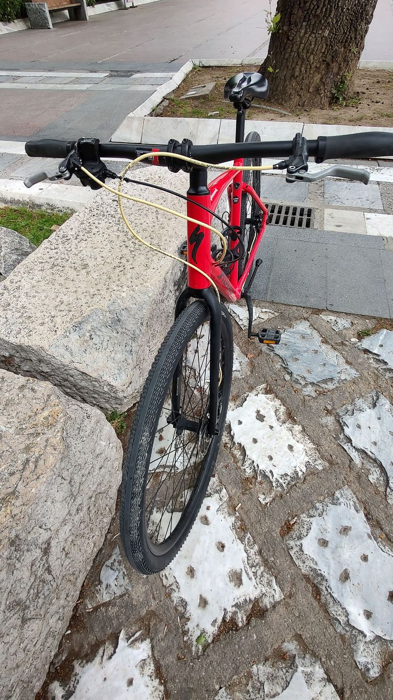 Used Specialized Sirrus X 2.0 2022 2022 Urban, Red — image 4 of 11
