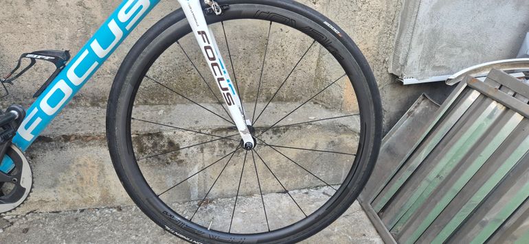 Tweedehands Focus IZALCO MAX RED eTap 2018 2018 Road & Gravel — afbeelding 1 van 8