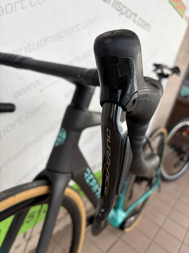Used Bianchi Specialissima RC Durace Di2 2025 2025 Road & Gravel — image 8 of 9
