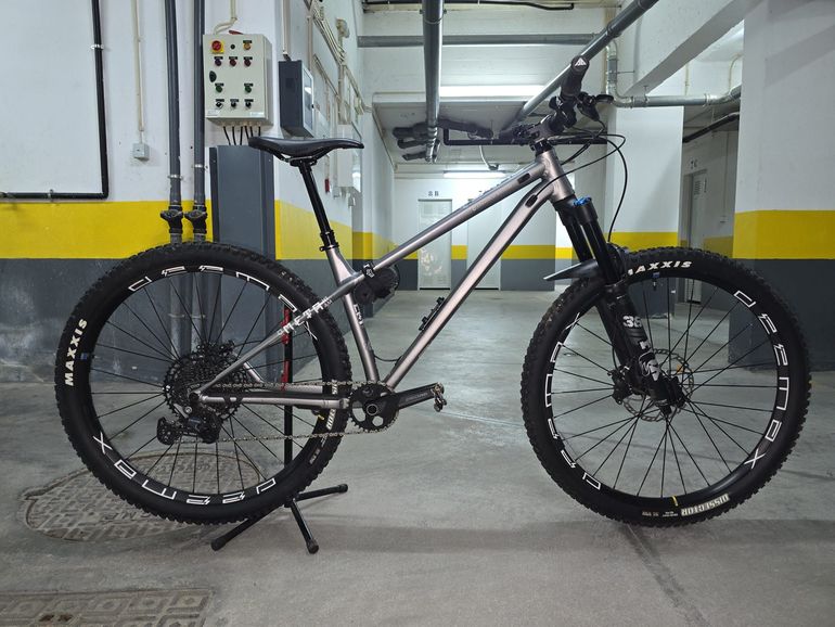 Used Commencal META HT AM RACE 29 2021 2021 Mountainbike, Light Gray, 29 — image 2 of 10