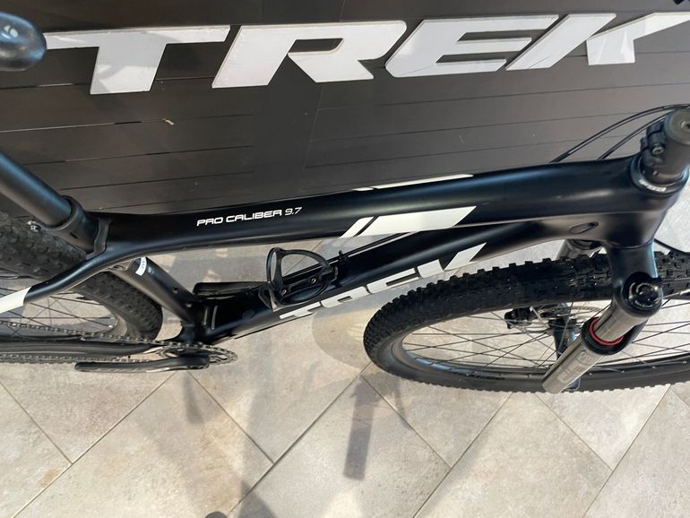 Used Trek Procaliber 9.7 2020 2020 Mountainbike, Black, 27.5, 29 — image 4 of 5
