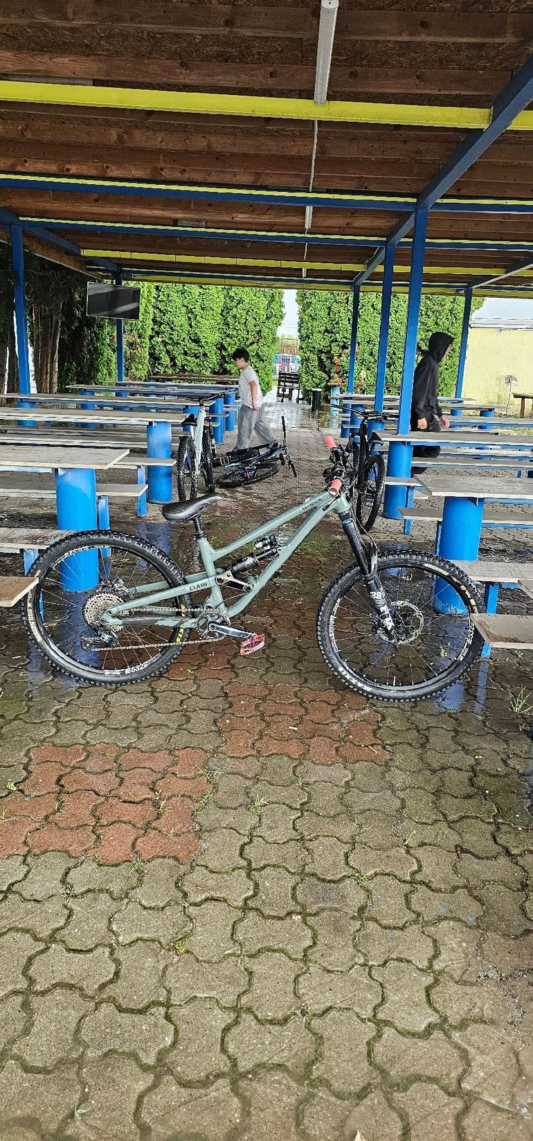 Used Commencal CLASH ESSENTIAL 2023 2023 Mountainbike, Green, 27.5 — image 2 of 9