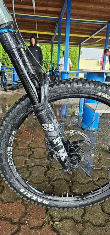 Used Commencal CLASH ESSENTIAL 2023 2023 Mountainbike, Green, 27.5 — image 7 of 9