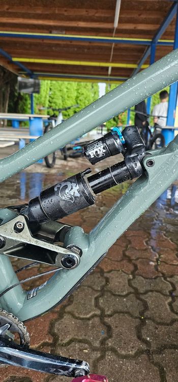 Used Commencal CLASH ESSENTIAL 2023 2023 Mountainbike, Green, 27.5 — image 8 of 9