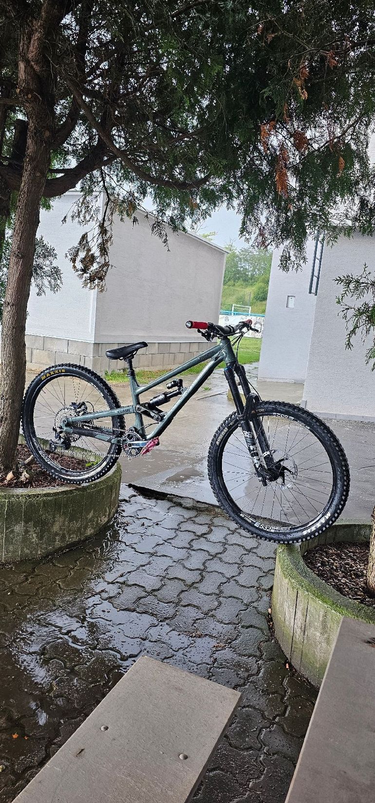 Used Commencal CLASH ESSENTIAL 2023 2023 Mountainbike, Green, 27.5 — image 4 of 9
