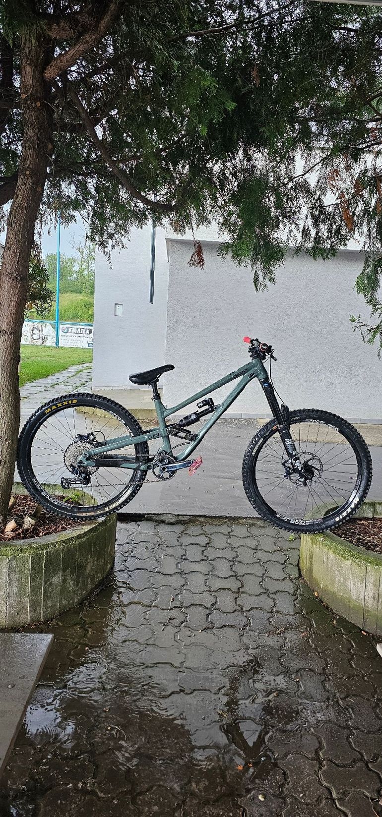 Used Commencal CLASH ESSENTIAL 2023 2023 Mountainbike, Green, 27.5 — image 1 of 9