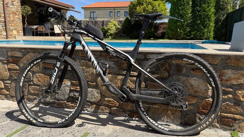 Gebrauchtes Canyon Lux CF 8 2021 2021 Mountainbike, Schwarz, 29 — Bild 2 von 3