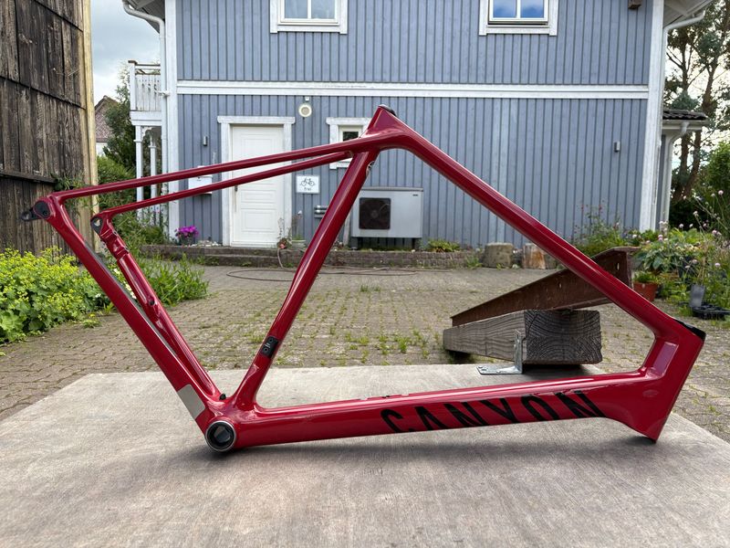 Used Canyon Ultimate CF SL 8 Disc 2022 Frameset 2022 Road & Gravel, Red — image 2 of 8