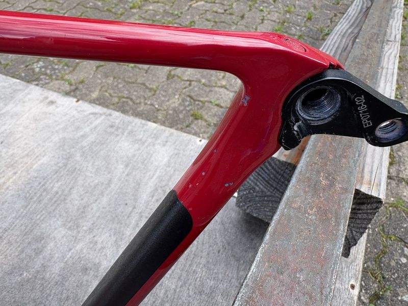 Used Canyon Ultimate CF SL 8 Disc 2022 Frameset 2022 Road & Gravel, Red — image 7 of 8