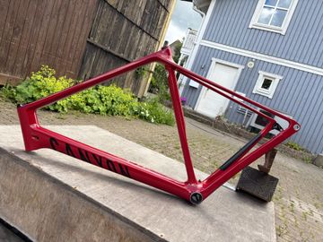 Used Canyon Ultimate CF SL 8 Disc 2022 Frameset 2022 Road & Gravel, Red — image 1 of 8