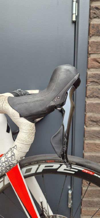 Used Specialized Men's Tarmac Disc Comp 2019 2019 Road & Gravel, White — image 10 of 17