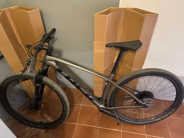 Trek Procaliber 9.5 Gen 2 2024 2024 Mountainbike usato, Grigio chiaro — immagine 1 di 6