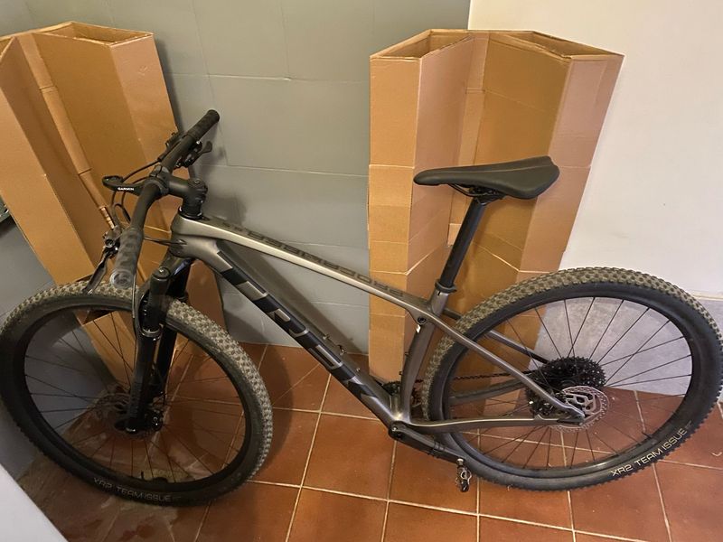 Trek Procaliber 9.5 Gen 2 2024 2024 Mountainbike usato, Grigio chiaro — immagine 1 di 6