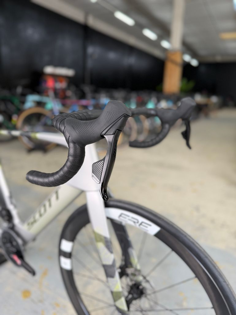Used Scott Foil RC 30 2024 2024 Road & Gravel, White — image 5 of 25