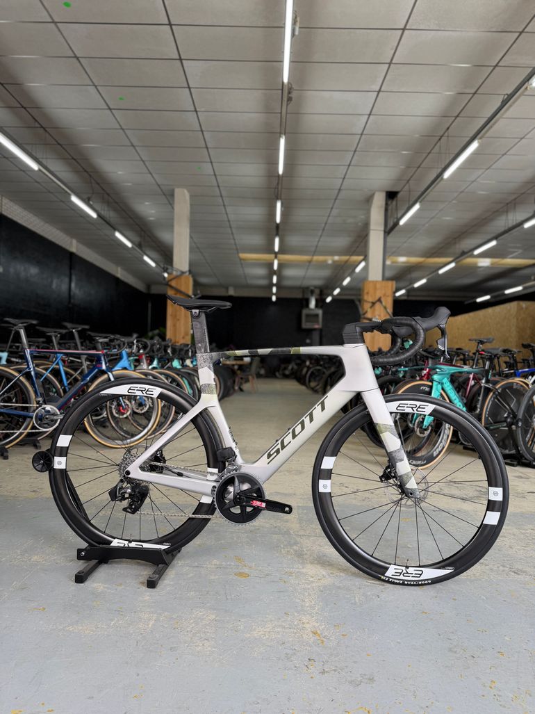 Used Scott Foil RC 30 2024 2024 Road & Gravel, White — image 1 of 25