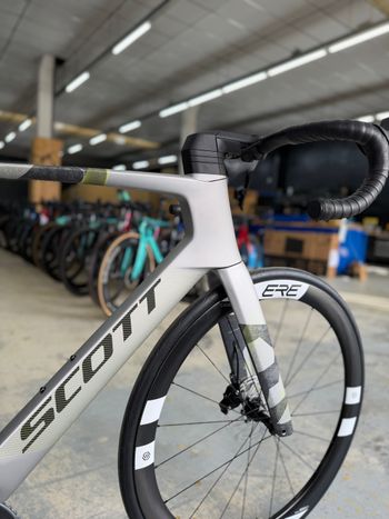 Used Scott Foil RC 30 2024 2024 Road & Gravel, White — image 8 of 25