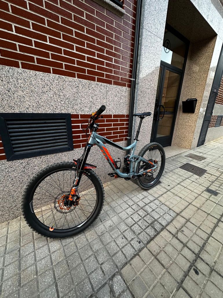 Used Giant Reign Advanced 0 2018 2018 Mountainbike, Light Gray, 27.5 — image 4 of 4