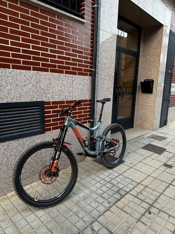 Giant Reign Advanced 0 2018 2018 Mountainbike de segunda mano, Gris claro — imagen 1 de 4