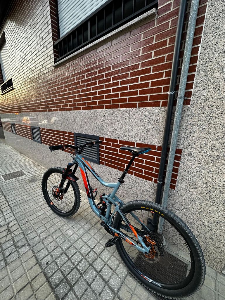 Used Giant Reign Advanced 0 2018 2018 Mountainbike, Light Gray, 27.5 — image 3 of 4