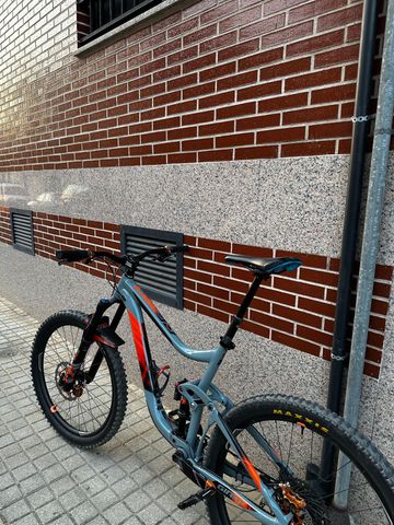 Giant Reign Advanced 0 2018 2018 Mountainbike de segunda mano, Gris claro — imagen 2 de 4