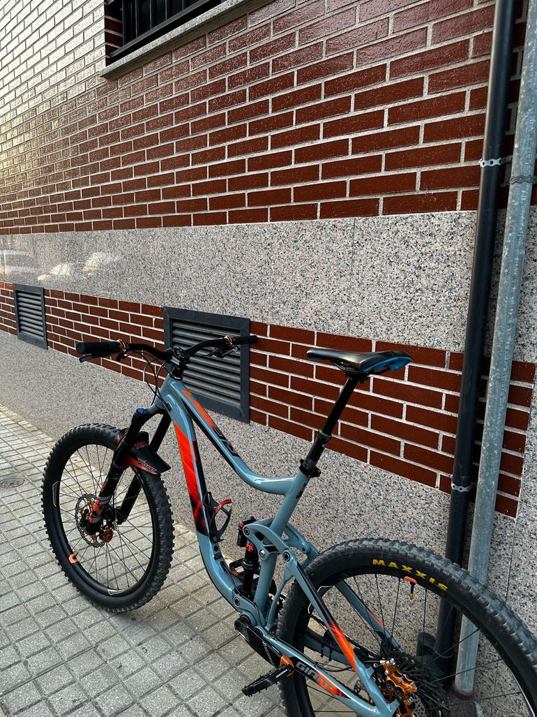 Used Giant Reign Advanced 0 2018 2018 Mountainbike, Light Gray, 27.5 — image 2 of 4