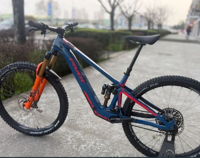 Used pivot shuttle sl Pivot shuttle sl Custom SRAM X01 Eagle AXS 2024 Mountainbike, Blue — image 2 of 4