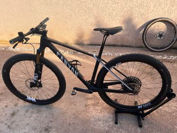 Used Canyon Exceed CF SLX 2024 2024 Mountainbike, Black, 29 — image 2 of 10