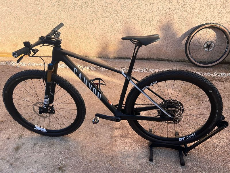 Used Canyon Exceed CF SLX 2024 2024 Mountainbike, Black, 29 — image 2 of 10