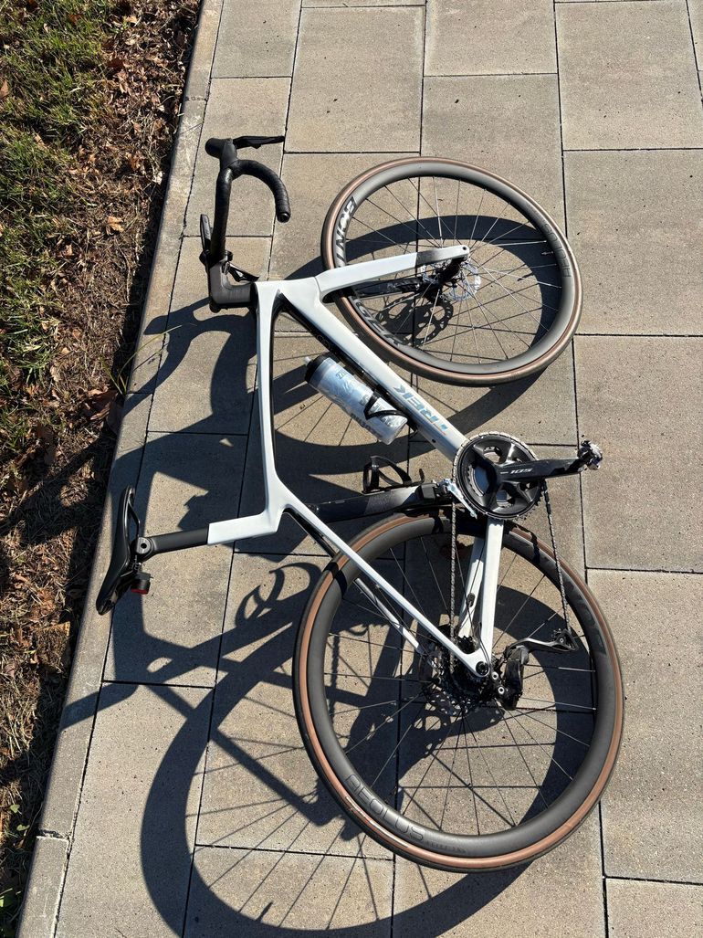 Used Trek Madone SL 6 Gen 8 2025 2025 Road & Gravel — image 2 of 4