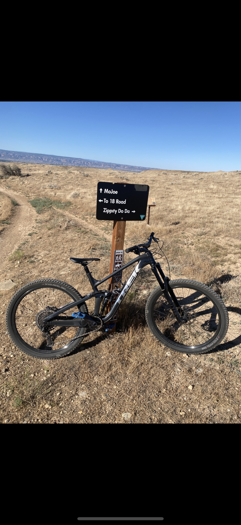 Used Trek Slash 8 Gen 5 2023 2023 Mountainbike, Black, 29 — image 2 of 3