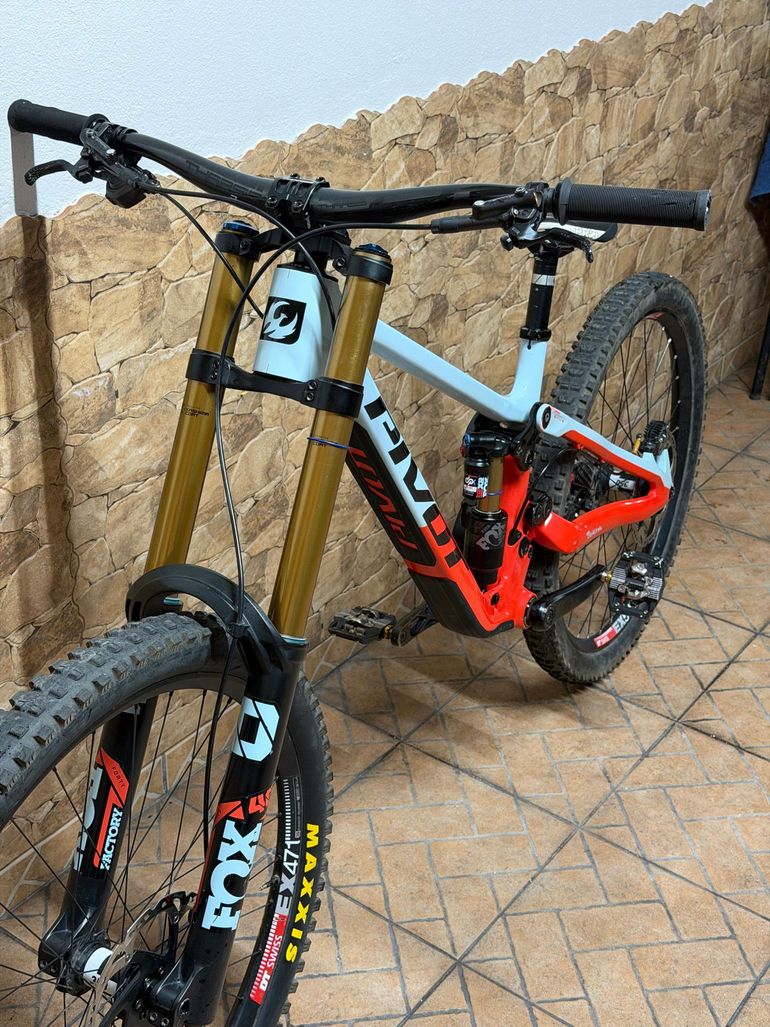 Brugt Pivot PHOENIX Pro Saint 2025 2025 Mountainbike — billede 2 af 8