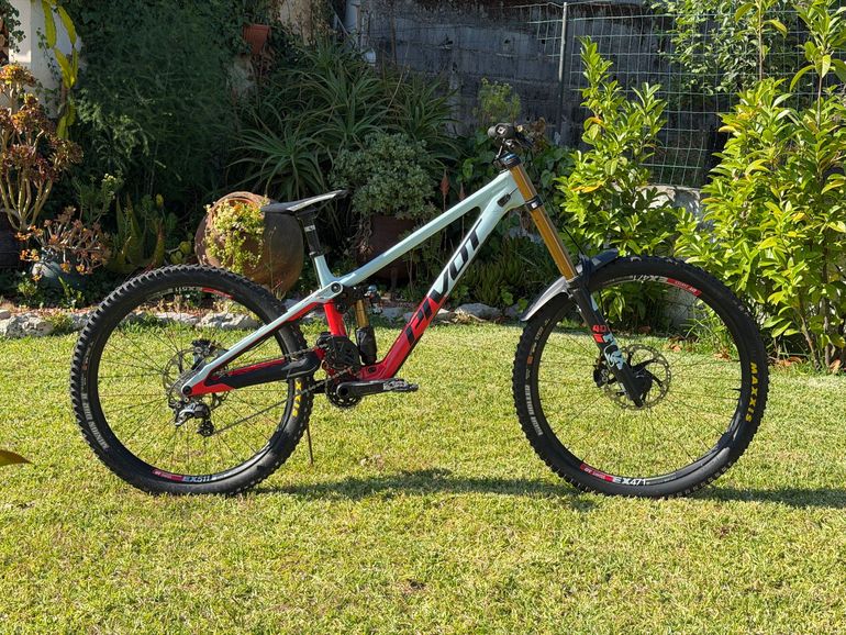 Used Pivot PHOENIX Pro Saint 2025 2025 Mountainbike, Blue, 27.5 — image 1 of 9