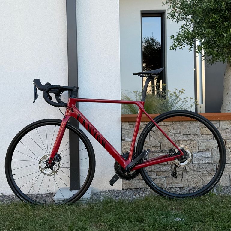 Used Canyon Ultimate CF SL 8 Disc 2022 2022 Road & Gravel, Red — image 2 of 10
