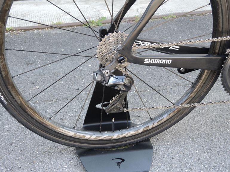 Pinarello Dogma F12 Disk Dura Ace Di2 Bike 2019 2019 Road & Gravel d'occasion — image 3 sur 5