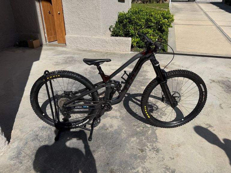 Used Trek Slash 9.8 XT 2022 2022 Mountainbike, Black, 29 — image 1 of 6