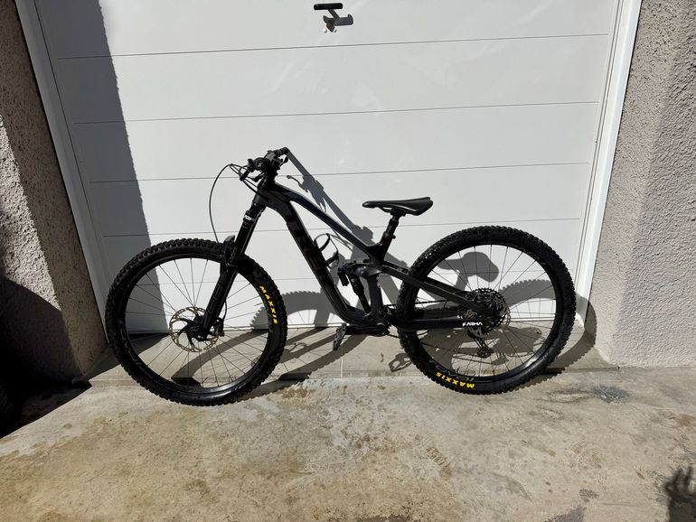 Used Trek Slash 9.8 XT 2022 2022 Mountainbike, Black, 29 — image 2 of 6