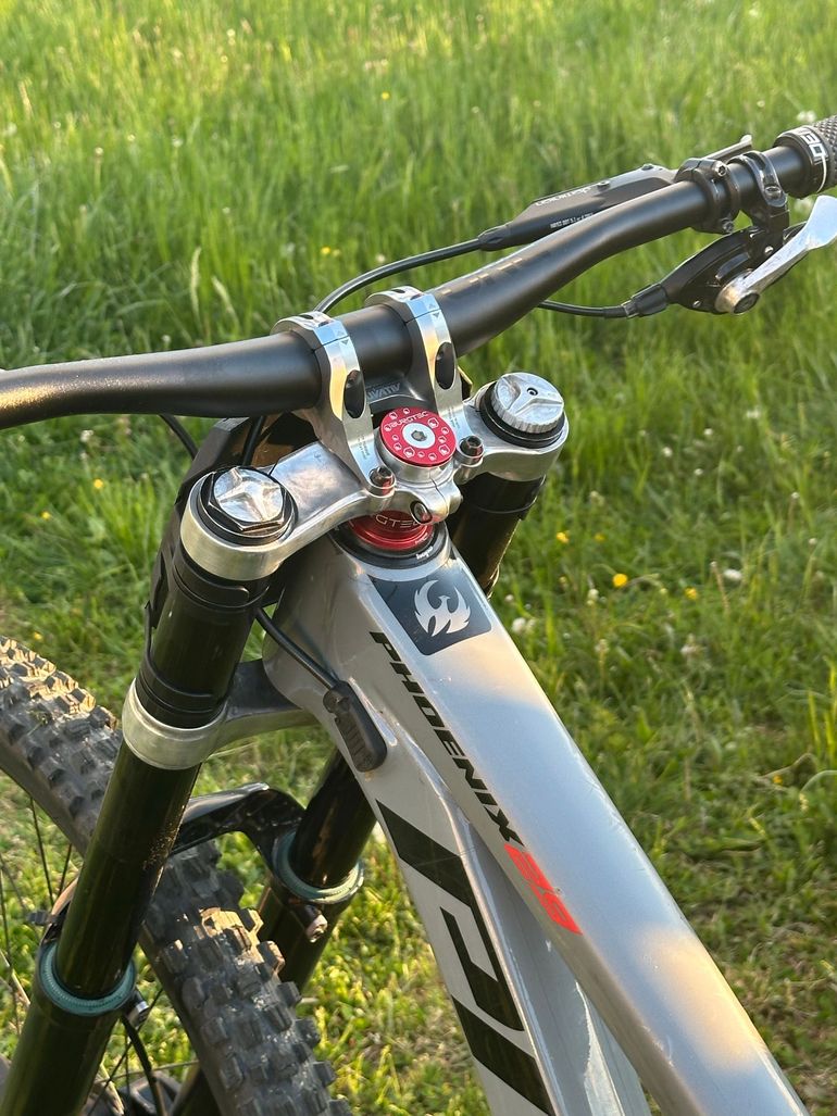Used Pivot Phoenix Frameset 2023 Mountainbike, Light Gray — image 5 of 6