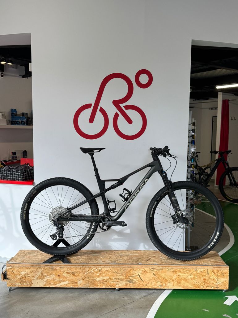 Used Orbea OIZ M30 2024 2025 Mountainbike, Black, 29 — image 1 of 8