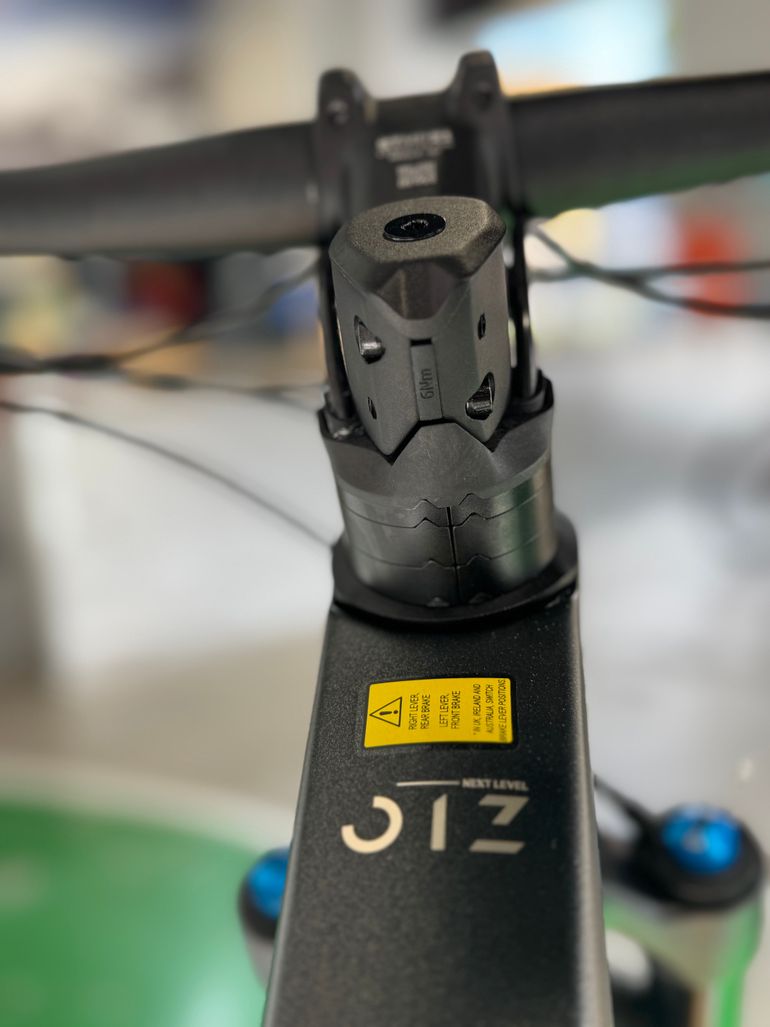 Used Orbea OIZ M30 2024 2025 Mountainbike, Black, 29 — image 8 of 8