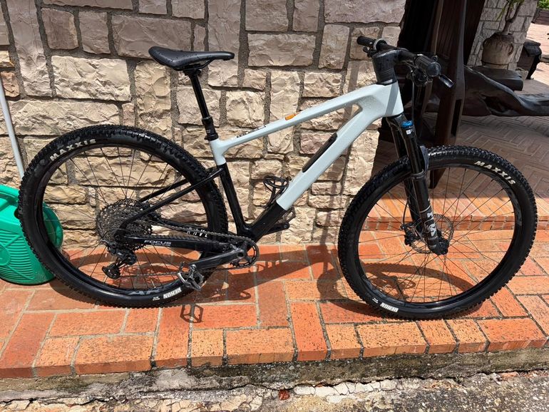 Used Focus Raven Shimano Deore XT 2025 Mountainbike, Light Gray — image 1 of 7