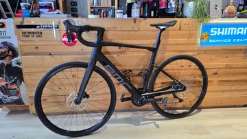 Used BMC Roadmachine 01 AMP THREE 2024 2024 Road & Gravel, Black — image 2 of 10