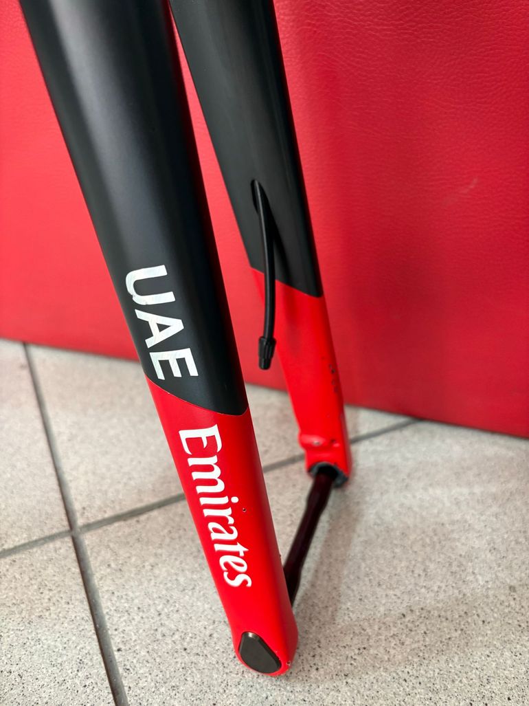 Used Colnago V4Rs Disc Dura-Ace Di2 9200 w/ENVE SES 3.4 Wheels 2024 Frameset 2024 Road & Gravel, Black — image 4 of 10