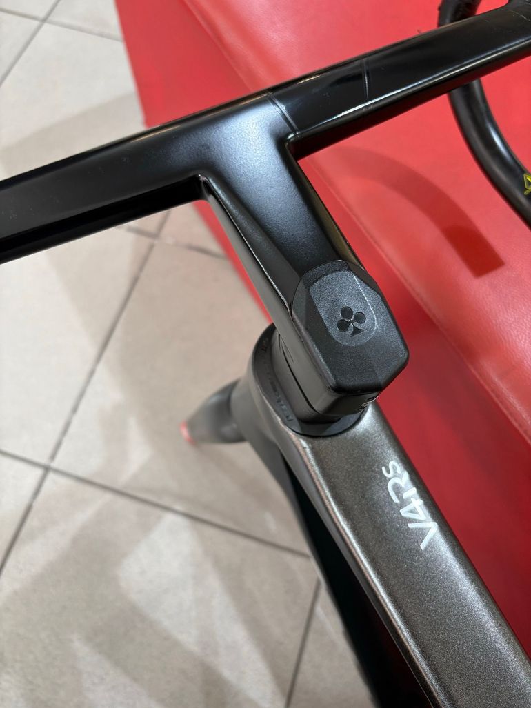 Used Colnago V4Rs Disc Dura-Ace Di2 9200 w/ENVE SES 3.4 Wheels 2024 Frameset 2024 Road & Gravel, Black — image 8 of 10
