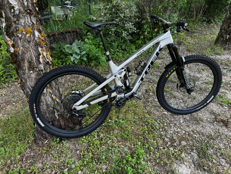 Used Trek Slash 9.9 X0 AXS T-Type Gen 6 2024 2024 Mountainbike, Light Gray, 29, 27.5 — image 2 of 3