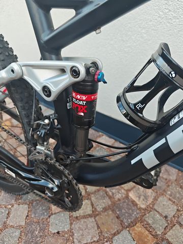 Trek Fuel EX 8 27.5 2016 2016 Mountainbike usato, Nero — immagine 3 di 5