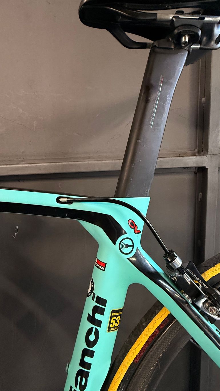 Used Bianchi Oltre Shimano Dura Ace Di2 2016 Road & Gravel, Blue — image 8 of 9