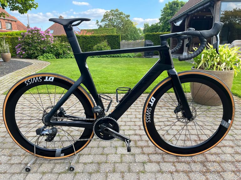 Used Canyon - Aeroad CF SLX 8 eTap Stealth Canyon - Aeroad CF SLX 8 eTap Stealth Custom SRAM Force eTap AXS 2023 Road & Gravel, Black — image 1 of 4