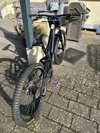 Used Specialized Demo Expert 2023 2023 Mountainbike, Black, 29, 27.5 — image 8 of 9